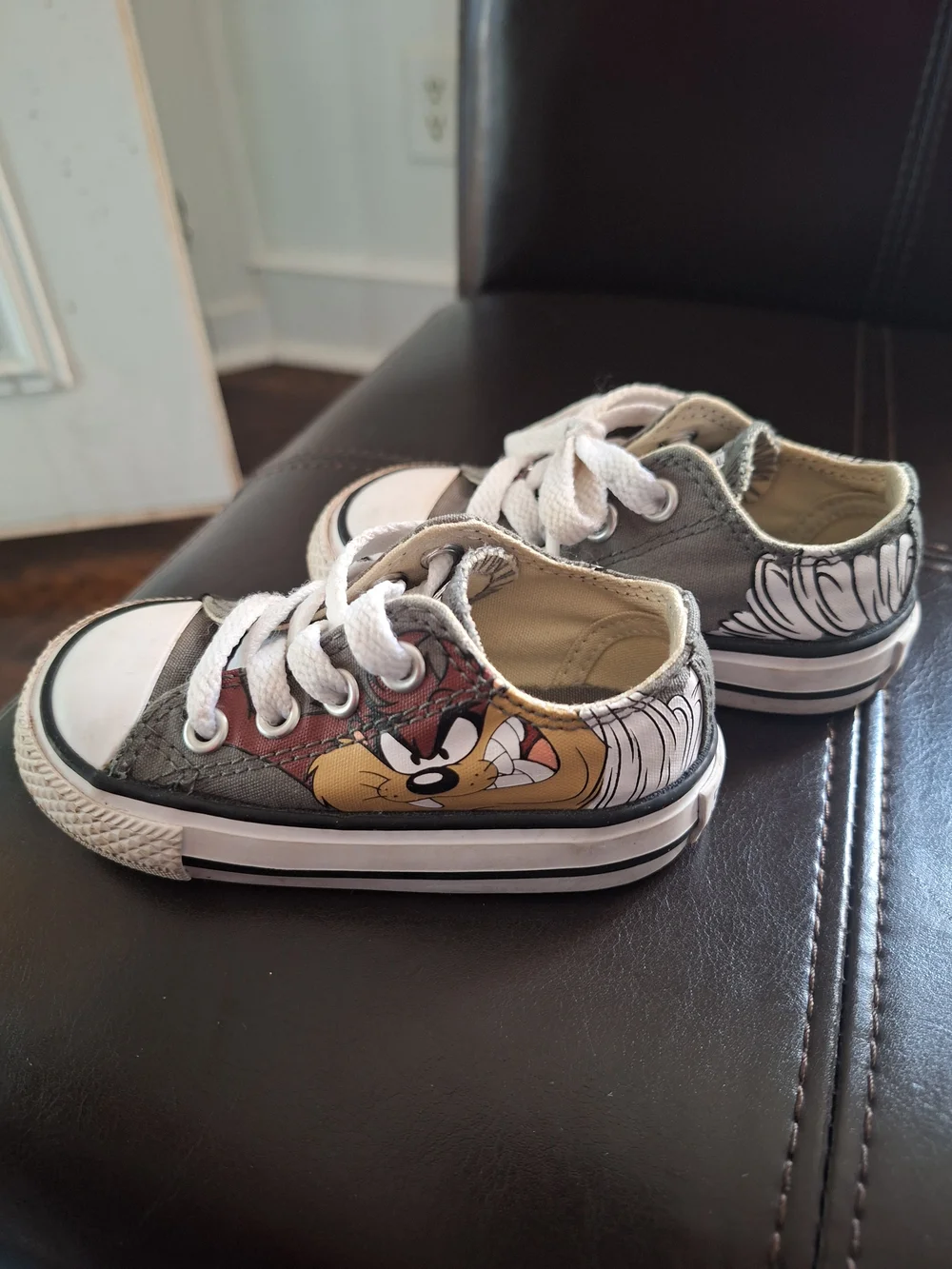 Converse Looney Tunes Gray Canvas Todler Sneakers.size 4